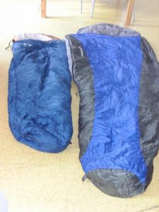 zwei Schlafsäcke nebeneinander im Größenvergleich
