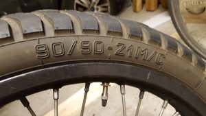 Die wichtigste aller Reifenkennzeichnungen: Reifengröße meines Vorderreifens: 90/90-21