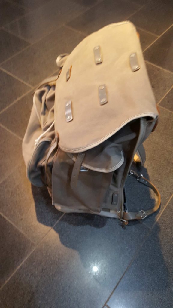 Mein Lieblingsrucksack, Typ "Stoßtrupp Granit" in steingrau. Habe ich vor hundert Jahren oder so mal geerbt, ist sperrig und schwer, aber mein absoluter Lieblingsrucksack.