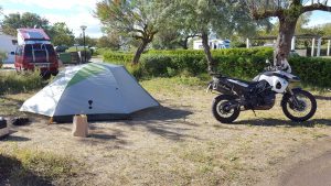 Motorrad auf dem Campingplatz