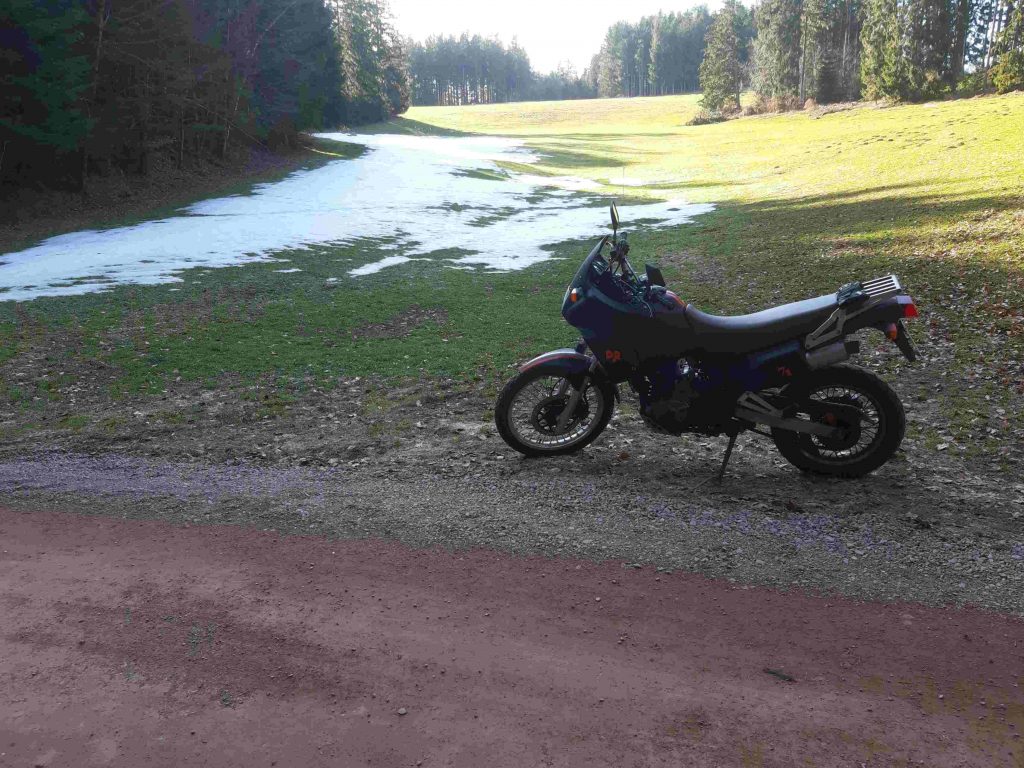 Motorrad auf dem Waldweg