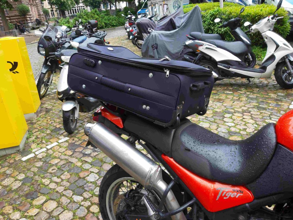 Trolley auf der Triumph Tiger