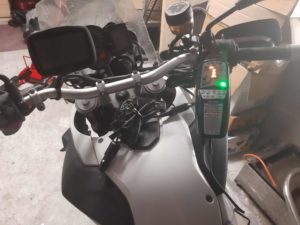 Motorradbatterie aufladen